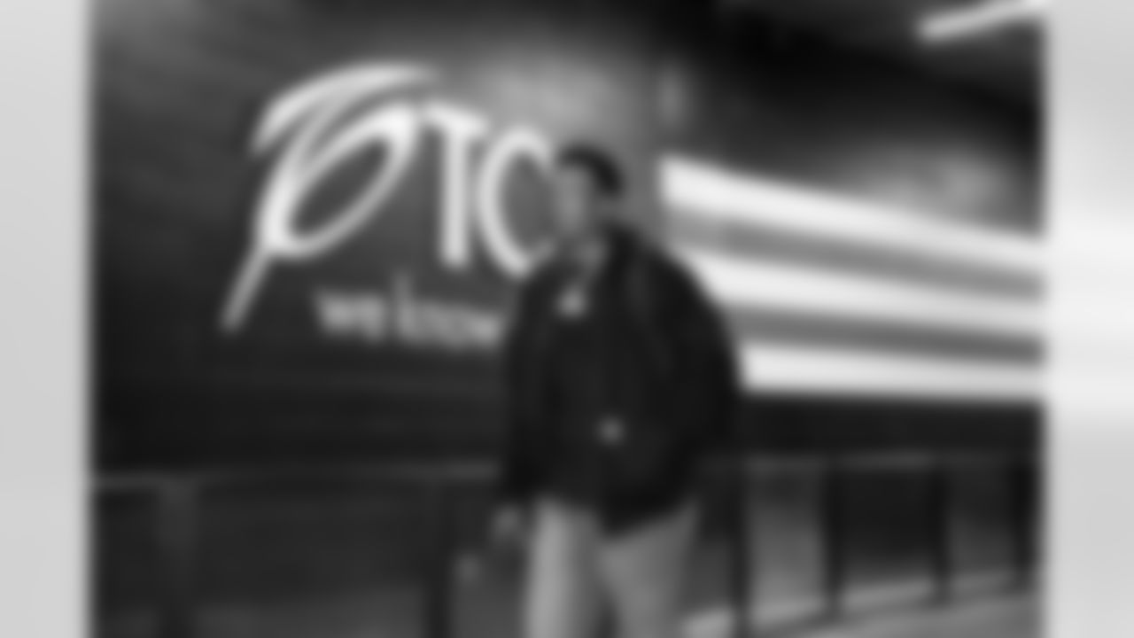 Defensive end K.J. Henry (90) before a NFL football game between the Tennessee Titans and Cleveland Browns on December 7, 2025 at Huntington Bank Field.