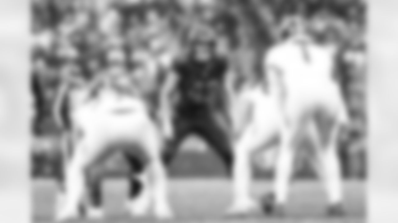 Linebacker Carson Schwesinger (49) during a NFL football game between the Tennessee Titans and Cleveland Browns on December 7, 2025 at Huntington Bank Field.