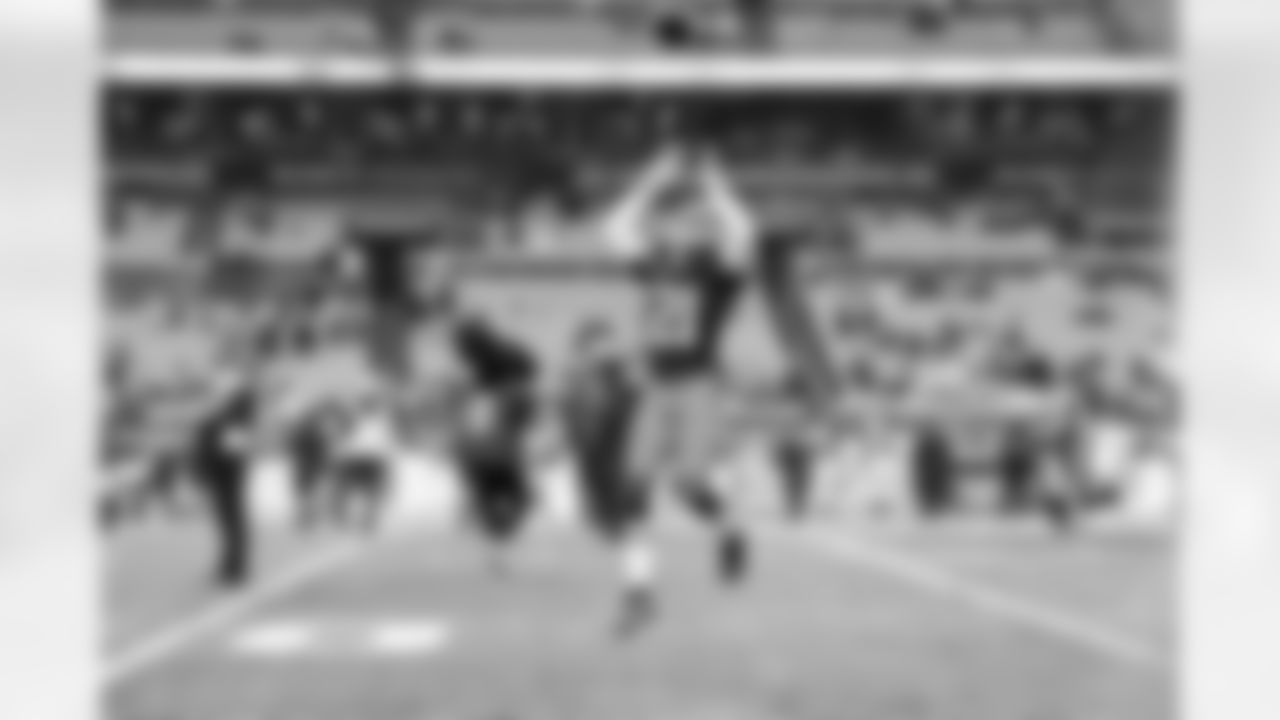 Cornerback Denzel Ward (21) before a NFL football game between the Pittsburgh Steelers and Cleveland Browns on December 28, 2025 at Huntington Bank Field.