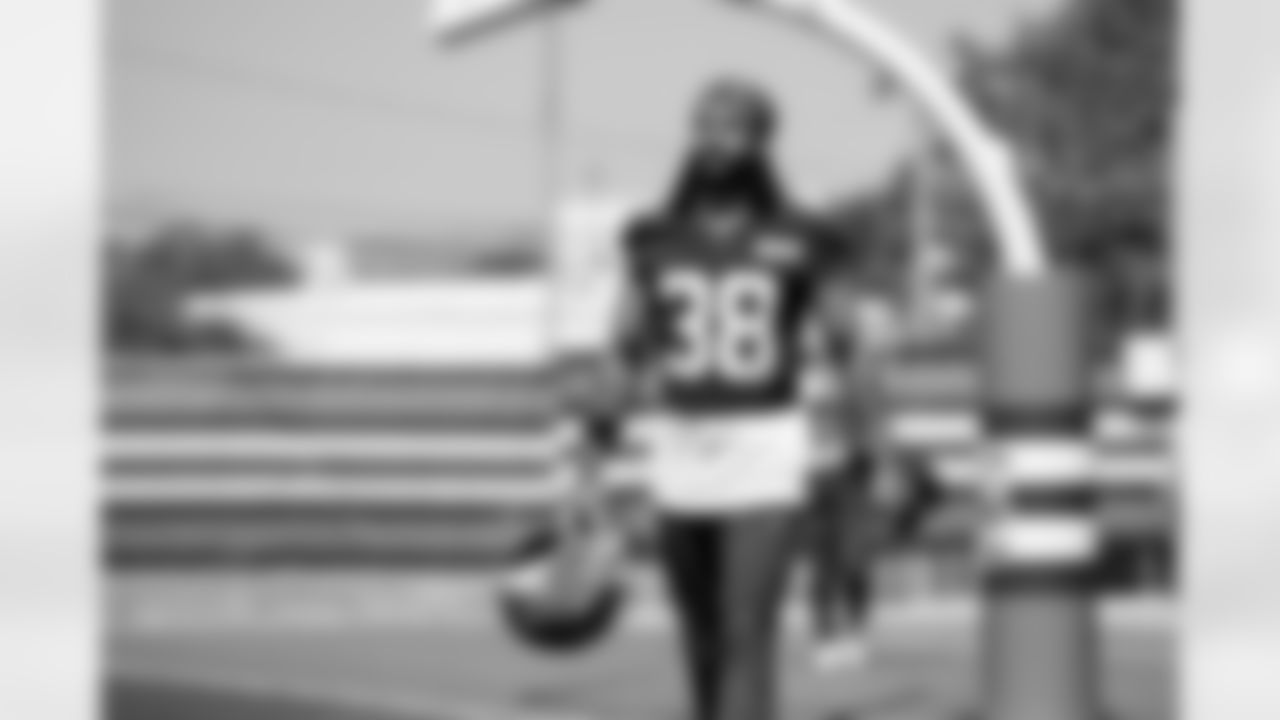 Wide receiver Jaelen Gill (38)