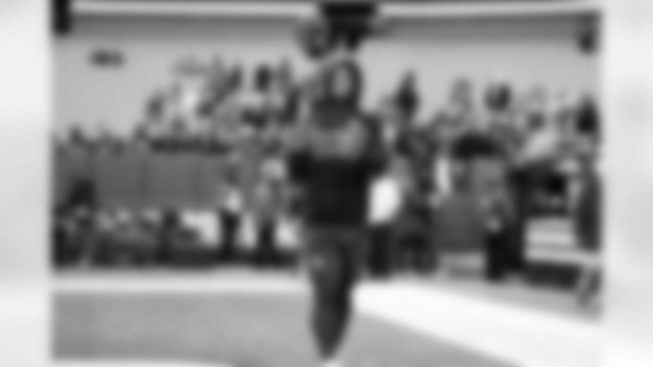 Running back Quinshon Judkins (10) before a NFL football game between the Buffalo Bills and Cleveland Browns on December 21, 2025 at Huntington Bank Field.