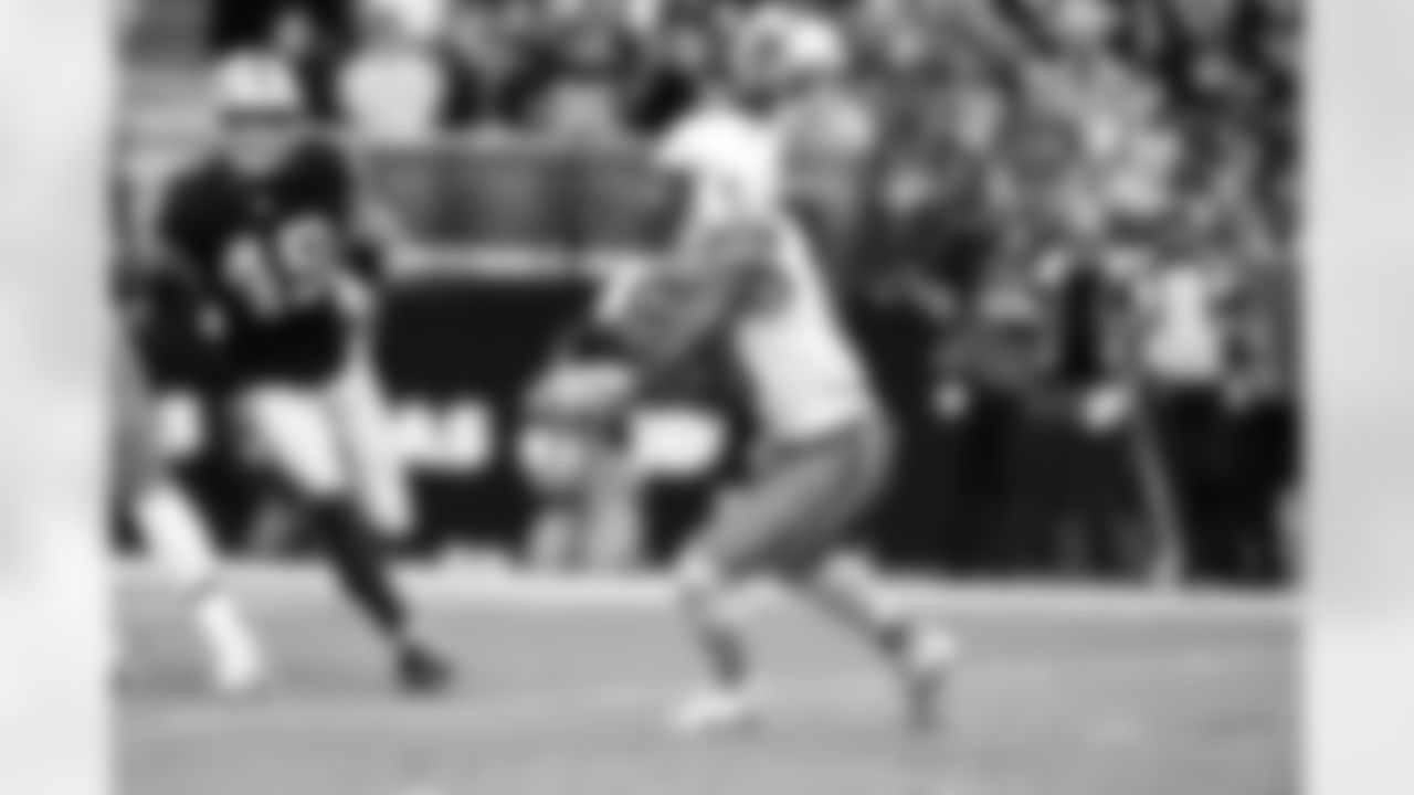 Running back Quinshon Judkins (10) during a NFL football game between the Cleveland Browns and Las Vegas Raiders on November 23, 2025 at Allegiant Stadium.