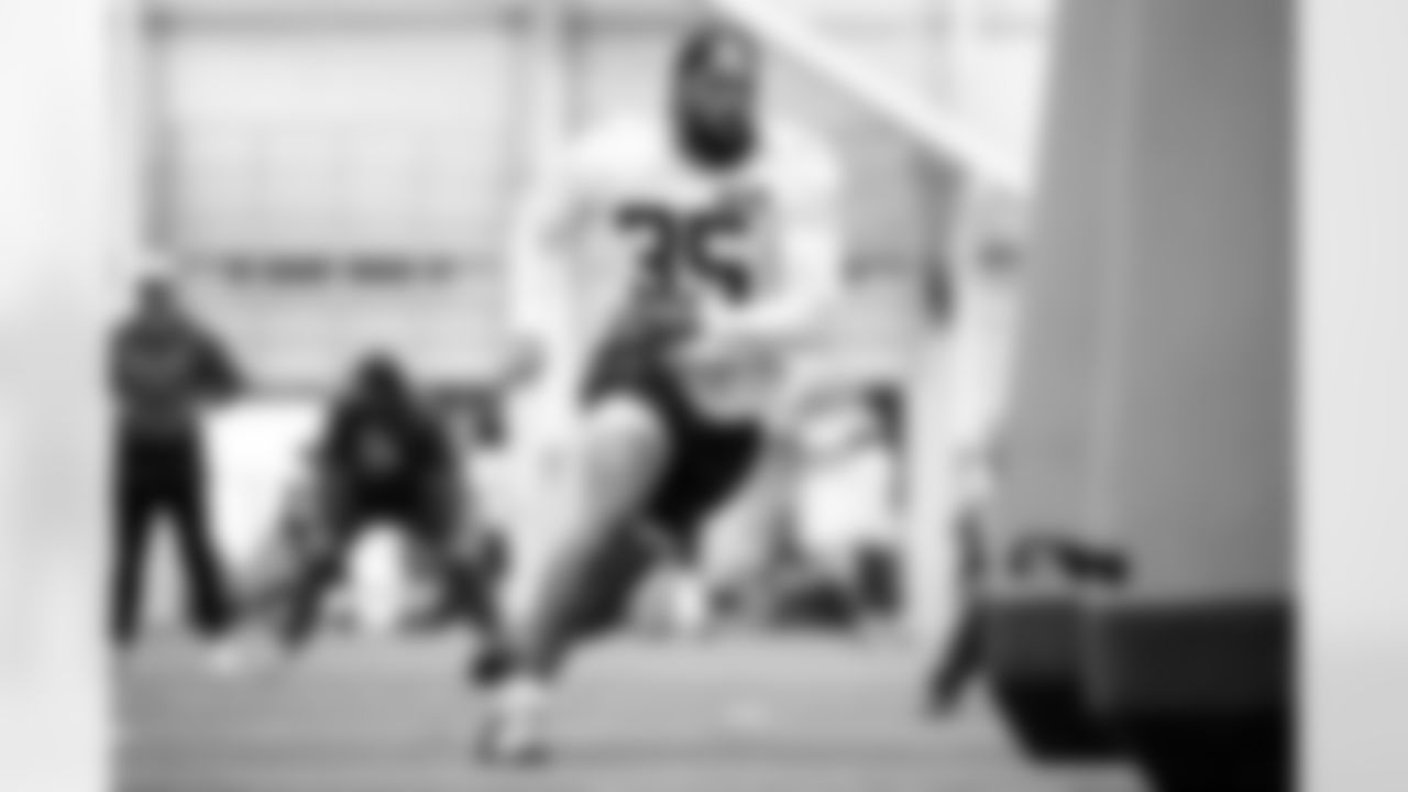 Cornerback Chigozie Anusiem (35)