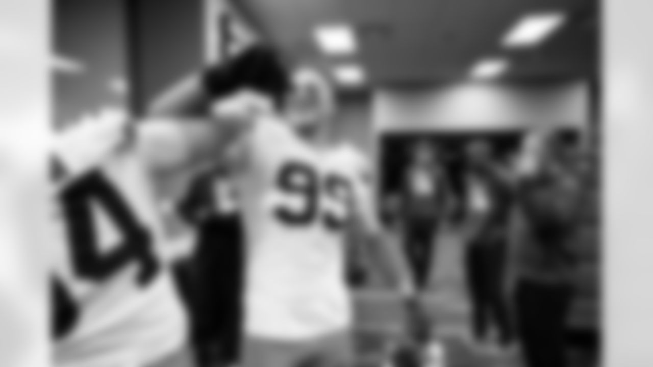 The Browns celebrate after a NFL football game between the Cleveland Browns and Las Vegas Raiders on November 23, 2025 at Allegiant Stadium.