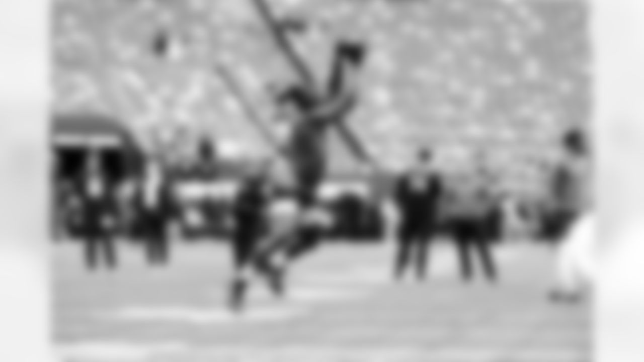 Tight end David Njoku (85) before a NFL football game between the Cleveland Browns and New York Jets on November 9, 2025 at MetLife Stadium.