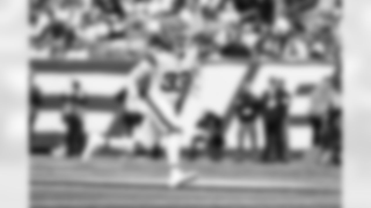 Safety Ronnie Hickman Jr. (33) during a NFL football game between the Cleveland Browns and New York Jets on November 9, 2025 at MetLife Stadium.