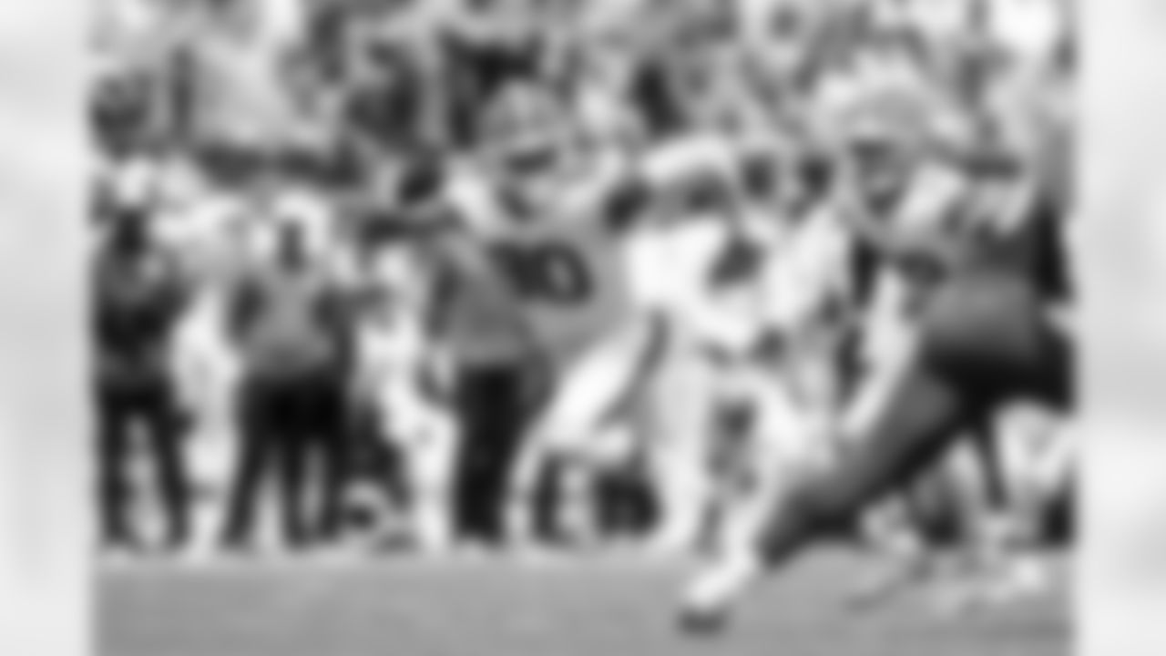 Defensive end Joe Tryon-Shoyinka (90)