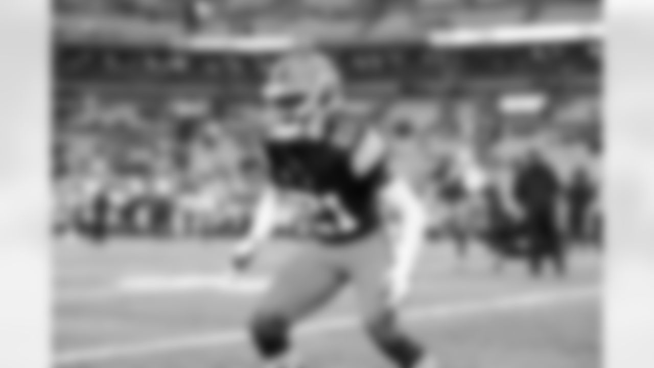 Cornerback Denzel Ward (21) before a NFL football game between the Pittsburgh Steelers and Cleveland Browns on December 28, 2025 at Huntington Bank Field.