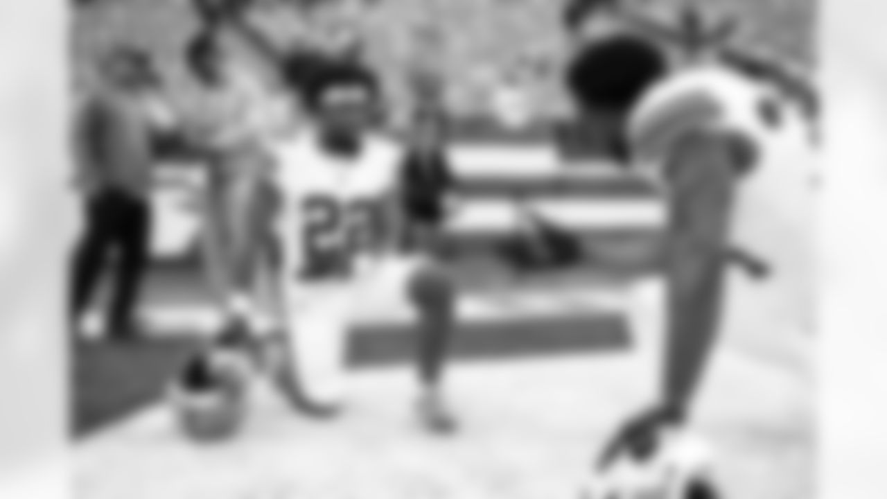 Running back Dylan Sampson (22) before a NFL football game between the Cleveland Browns and New York Jets on November 9, 2025 at MetLife Stadium.