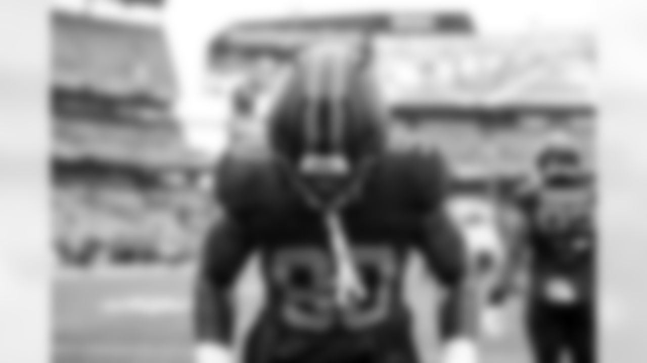 Defensive end K.J. Henry (90) before a NFL football game between the Tennessee Titans and Cleveland Browns on December 7, 2025 at Huntington Bank Field.