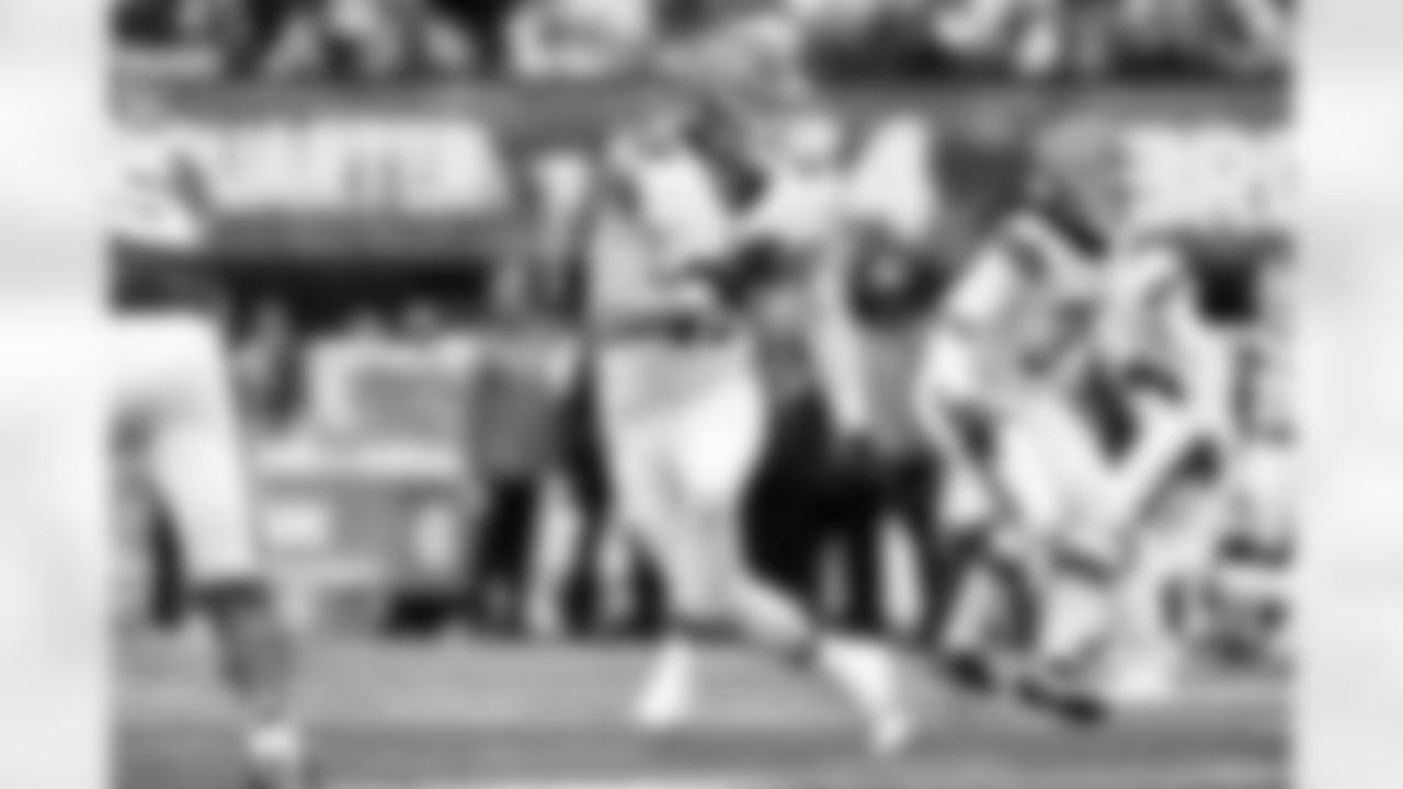 Linebacker Carson Schwesinger (49) during a NFL football game between the Cleveland Browns and New York Jets on November 9, 2025 at MetLife Stadium.