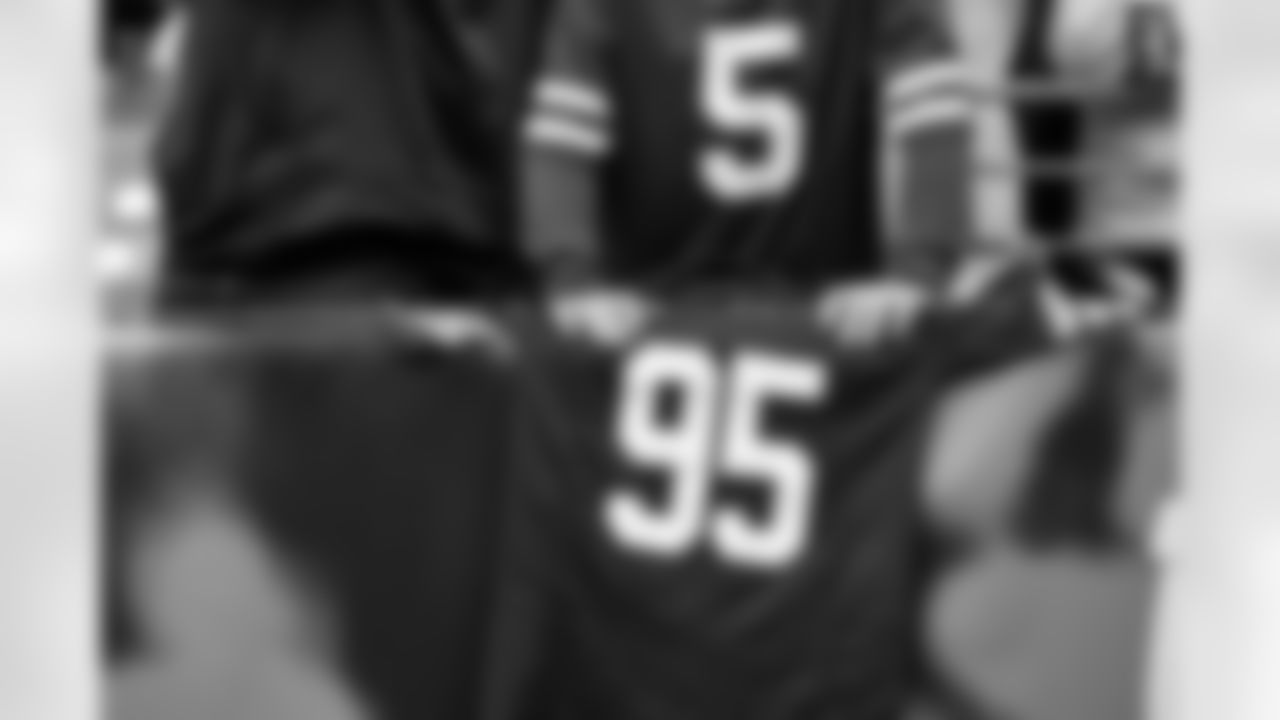 Defensive end Myles Garrett (95) before a NFL football game between the Cleveland Browns and New York Jets on November 9, 2025 at MetLife Stadium.