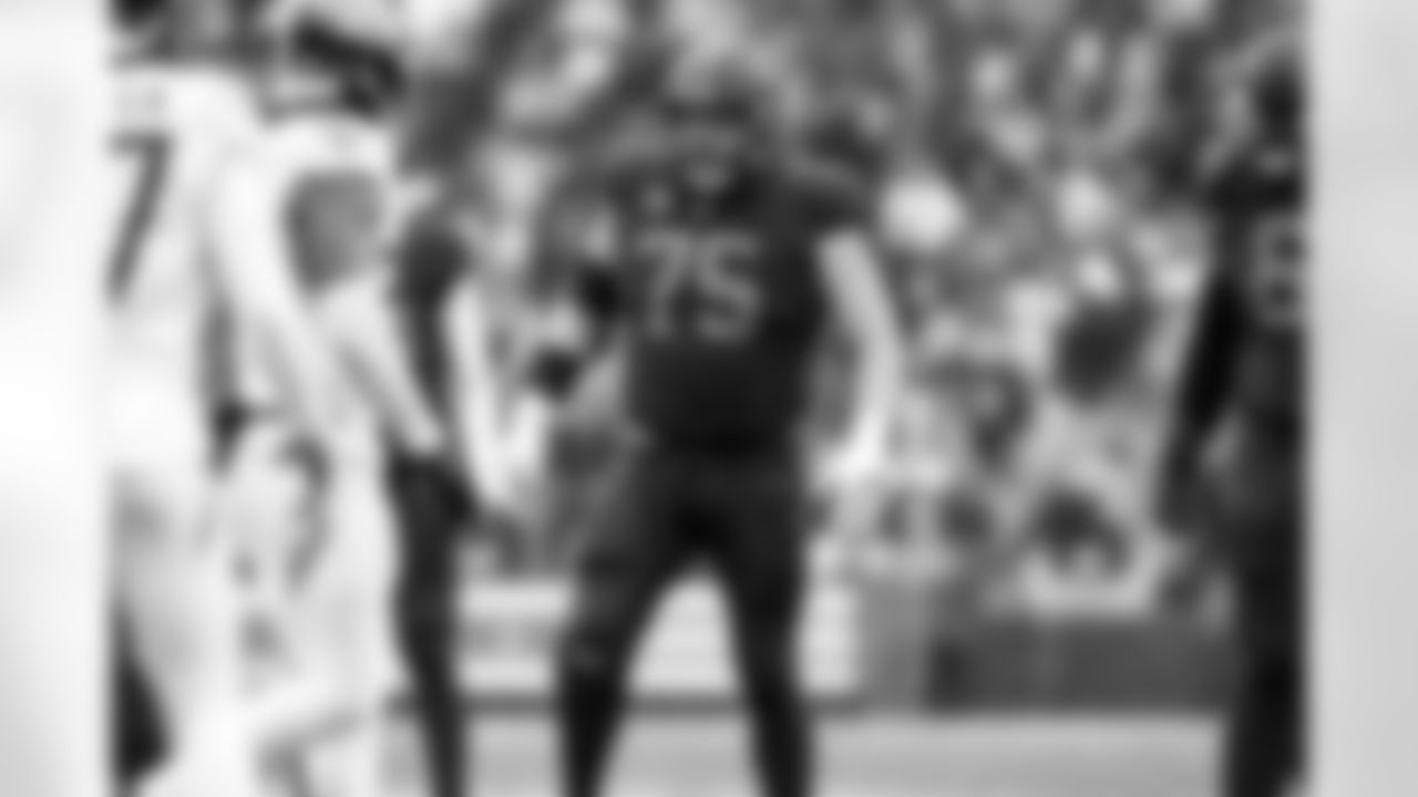 Offensive guard Joel Bitonio (75) during a NFL football game between the Tennessee Titans and Cleveland Browns on December 7, 2025 at Huntington Bank Field.