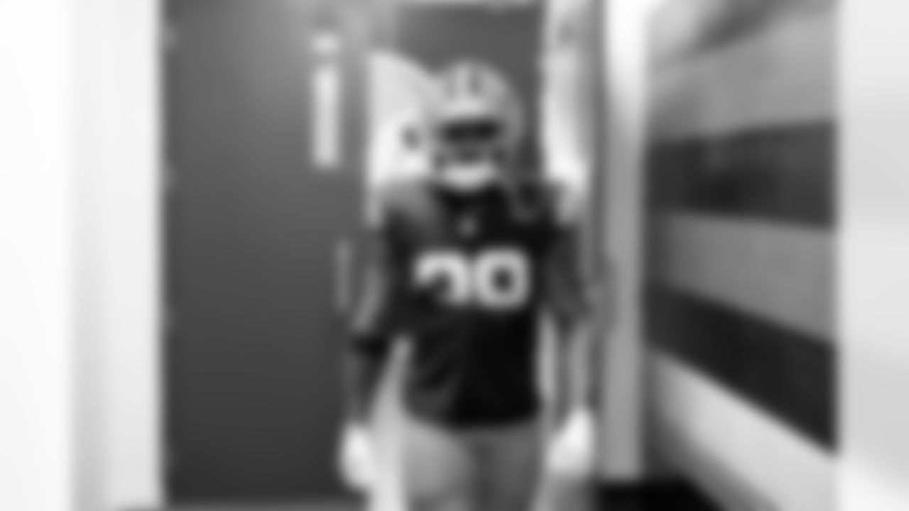 Running back Trayveon Williams (38) before a NFL football game between the Pittsburgh Steelers and Cleveland Browns on December 28, 2025 at Huntington Bank Field.