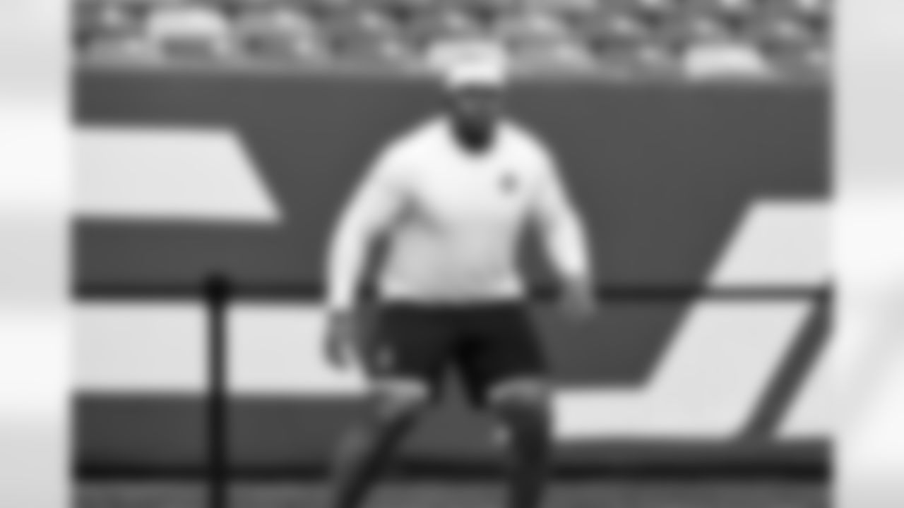 Defensive lineman Adin Huntington (98) before a NFL football game between the Cleveland Browns and New York Jets on November 9, 2025 at MetLife Stadium.