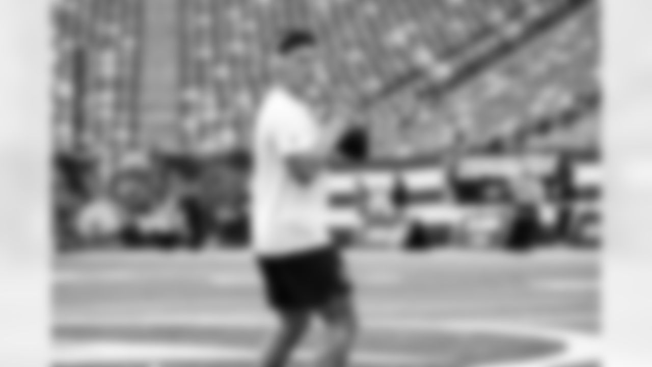 Quarterback Dillon Gabriel (8) before a NFL football game between the Cleveland Browns and New York Jets on November 9, 2025 at MetLife Stadium.