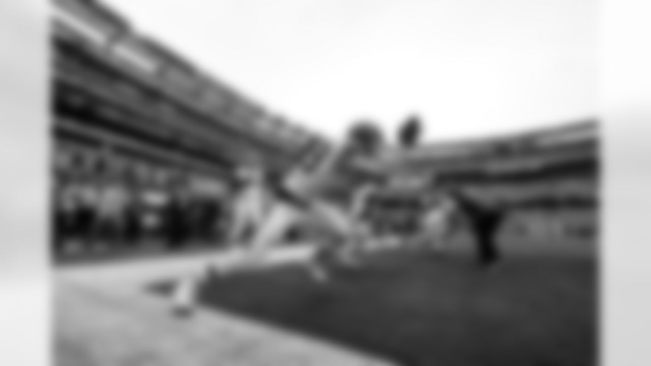 Defensive end Cameron Thomas (99) before a NFL football game between the Cleveland Browns and New York Jets on November 9, 2025 at MetLife Stadium.