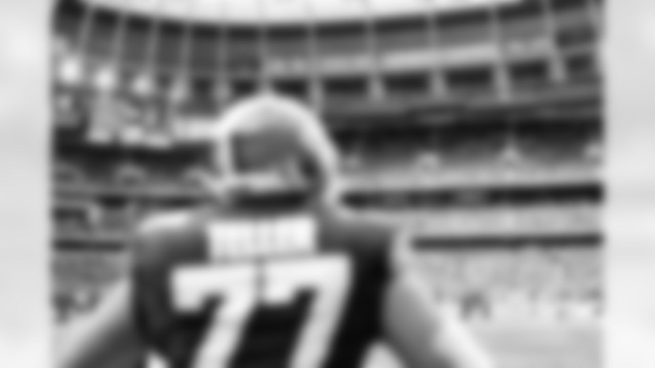 Offensive guard Wyatt Teller (77) before a NFL football game between the Minnesota Vikings and Cleveland Browns on October 5, 2025 at Tottenham Hotspur Stadium.