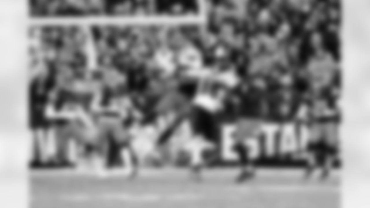 Linebacker Carson Schwesinger (49) during a NFL football game between the Baltimore Ravens and Cleveland Browns on November 16, 2025 at Huntington Bank Field.