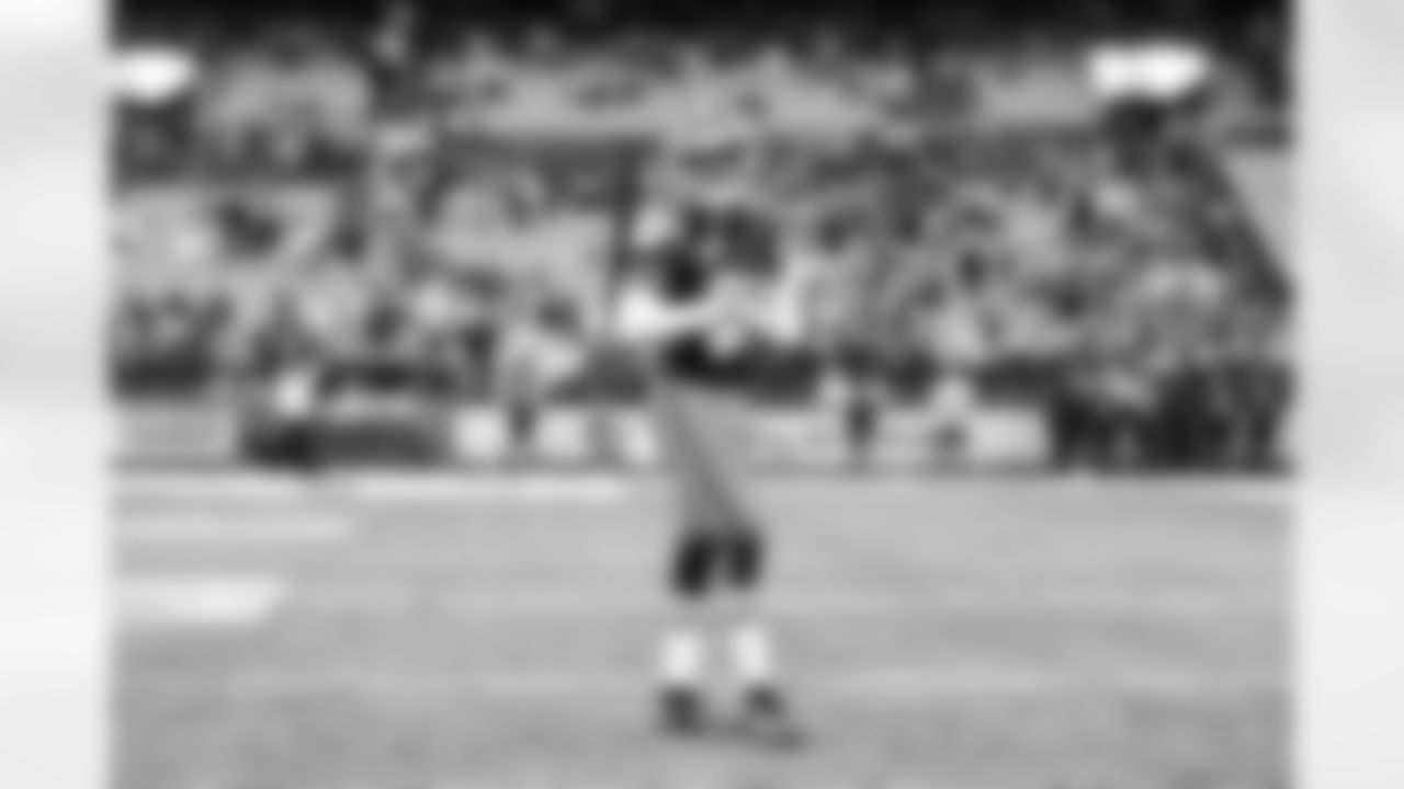 Cornerback Denzel Ward (21) before a NFL football game between the Pittsburgh Steelers and Cleveland Browns on December 28, 2025 at Huntington Bank Field.