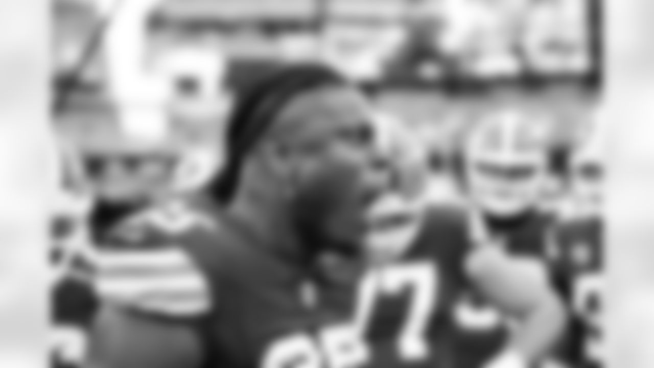 Tight end David Njoku (85) before a NFL football game between the San Francisco 49ers and Cleveland Browns on November 30, 2025 at Huntington Bank Field.