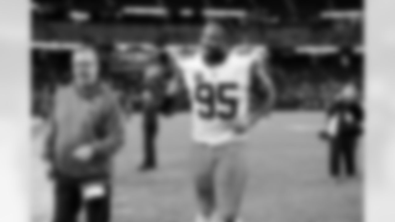 The Browns celebrate after a NFL football game between the Cleveland Browns and Las Vegas Raiders on November 23, 2025 at Allegiant Stadium.