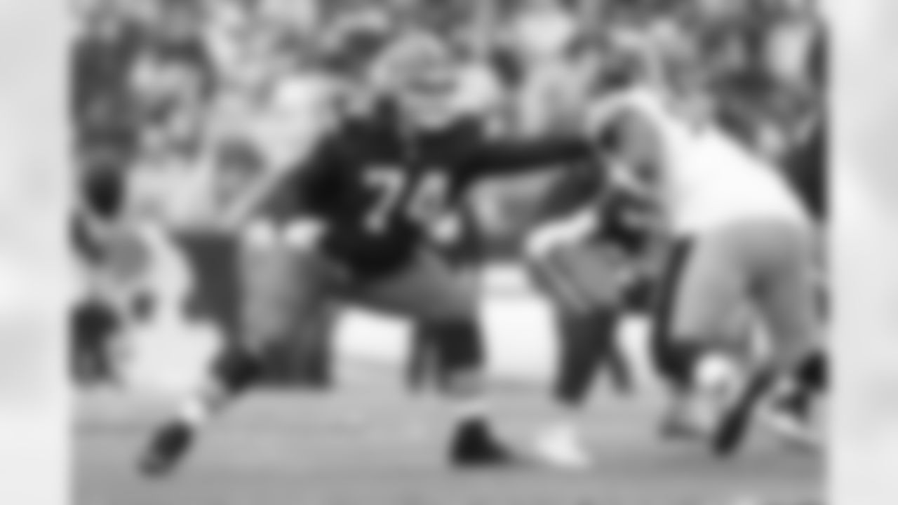 Offensive guard Teven Jenkins (74)