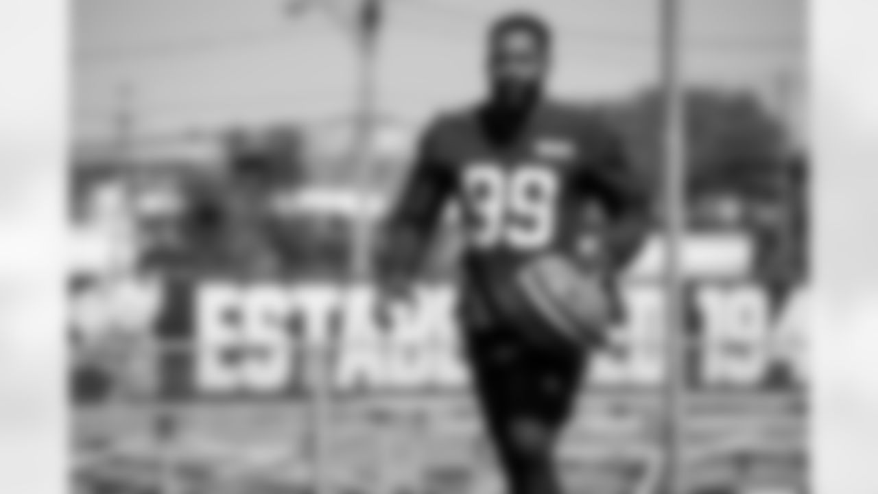 Defensive end Za'Darius Smith (99) during OTA 1 at CrossCountry Mortgage Campus on May 21, 2024.