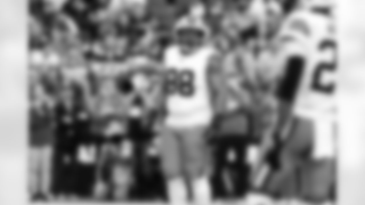 Defensive lineman Adin Huntington (98) during a NFL football game between the Cleveland Browns and Las Vegas Raiders on November 23, 2025 at Allegiant Stadium.