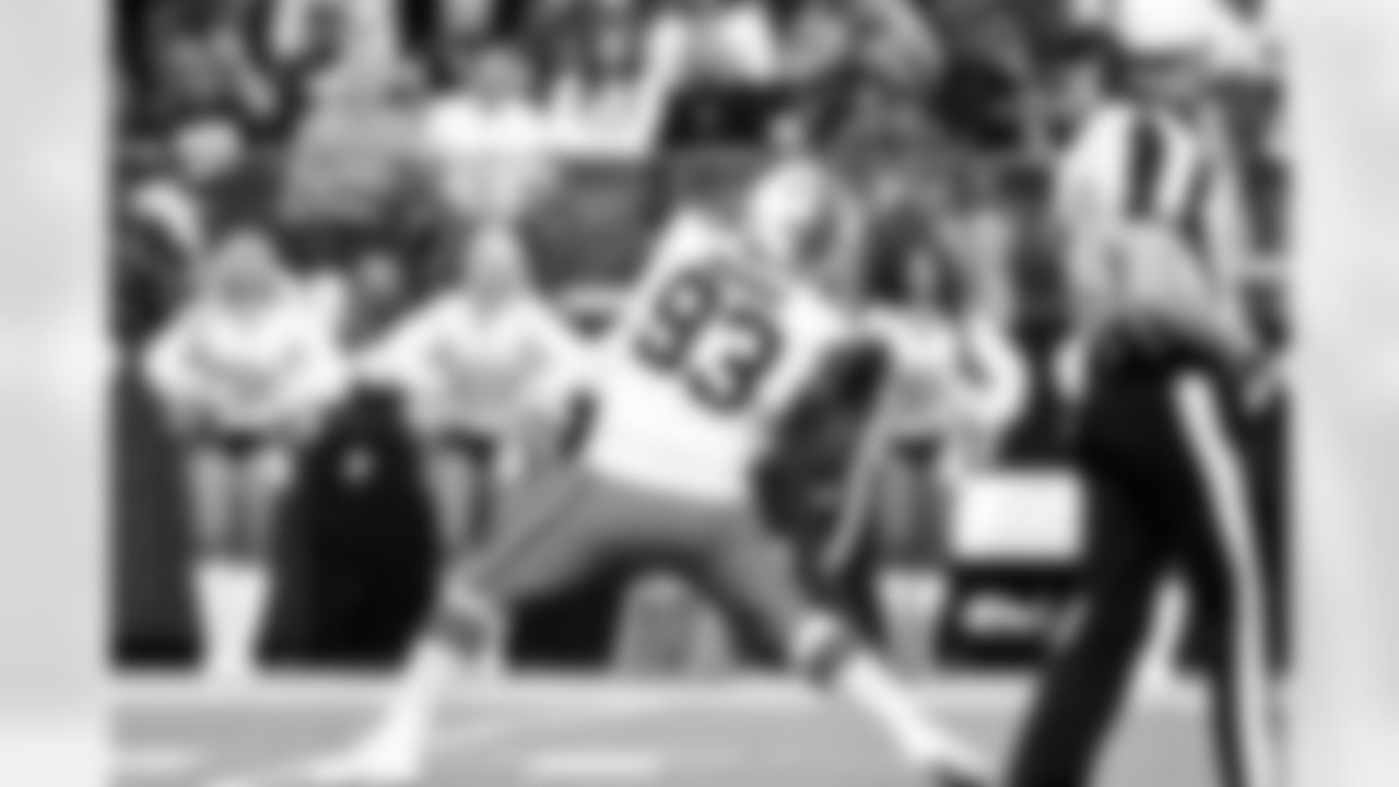 Defensive tackle Shelby Harris (93) during a NFL football game between the Cleveland Browns and Las Vegas Raiders on November 23, 2025 at Allegiant Stadium.