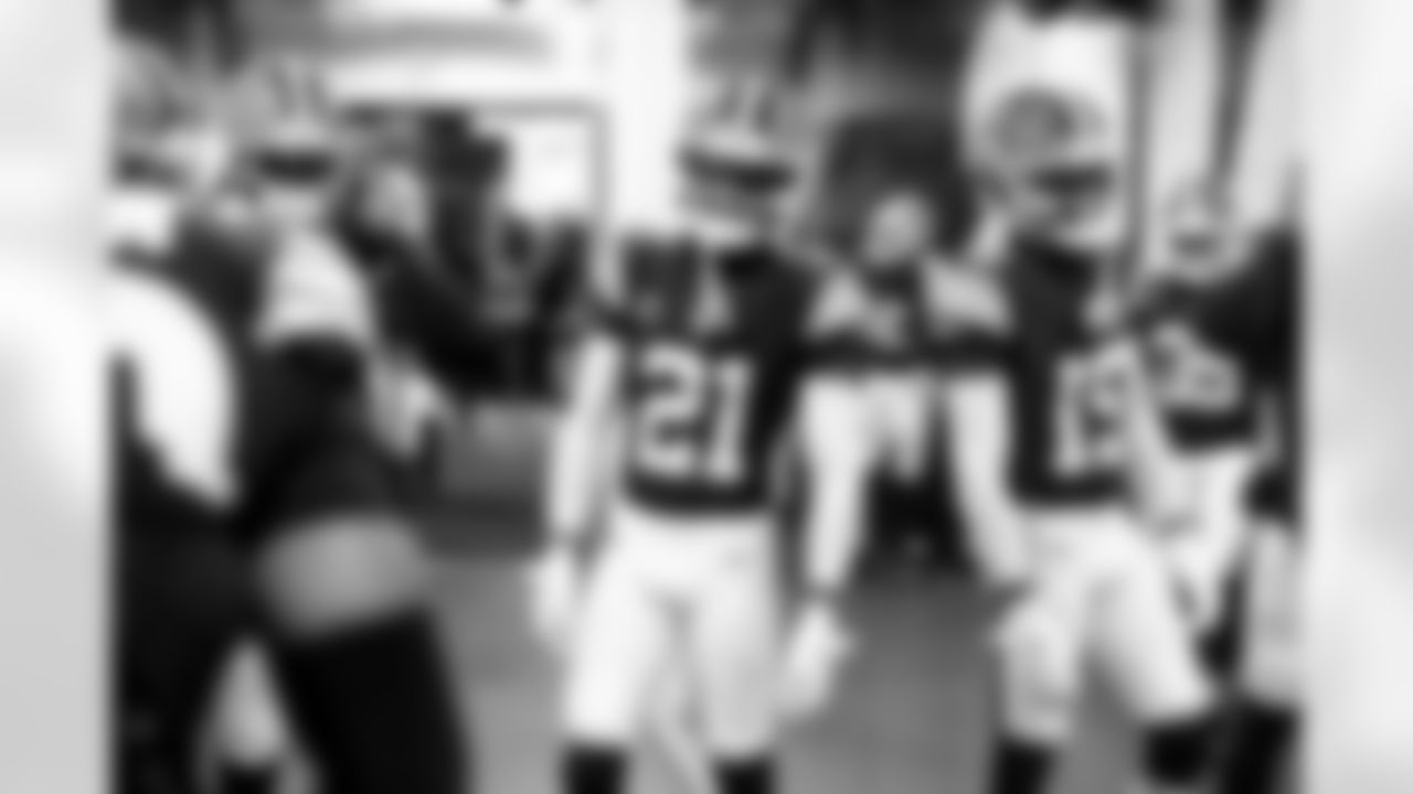 Cornerback Denzel Ward (21) before a NFL football game between the San Francisco 49ers and Cleveland Browns on November 30, 2025 at Huntington Bank Field. The Browns lost 8-26.