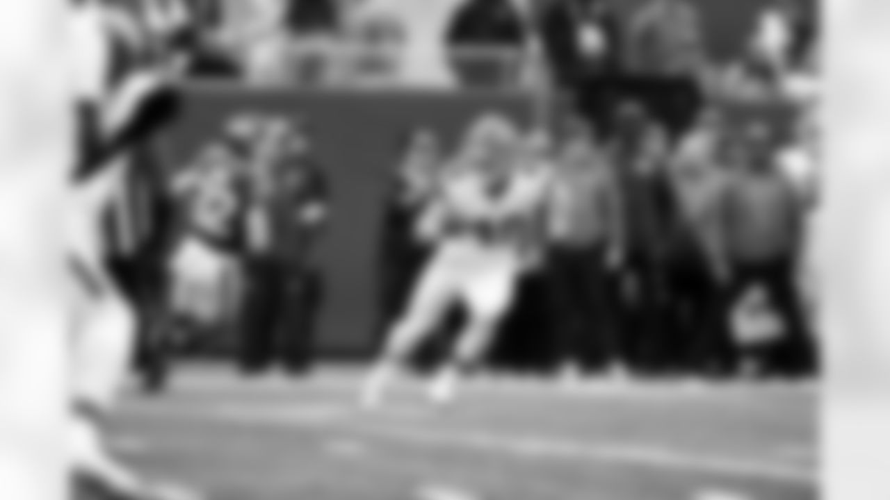 Linebacker Carson Schwesinger (49) during a NFL football game between the Cleveland Browns and New York Jets on November 9, 2025 at MetLife Stadium.