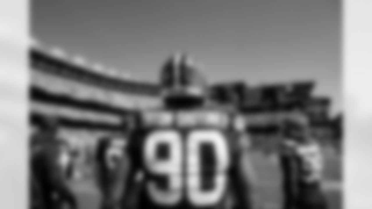Defensive end Joe Tryon-Shoyinka (90) before a NFL football game between the Cincinnati Bengals and Cleveland Browns on September 7, 2025 at Huntington Bank Field. The Browns lost 16-17.