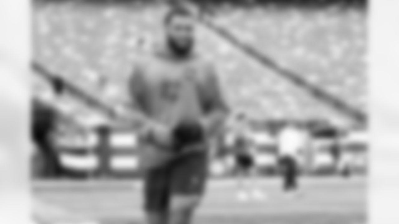 Linebacker Easton Mascarenas-Arnold (42) before a NFL football game between the Cleveland Browns and New York Jets on November 9, 2025 at MetLife Stadium.