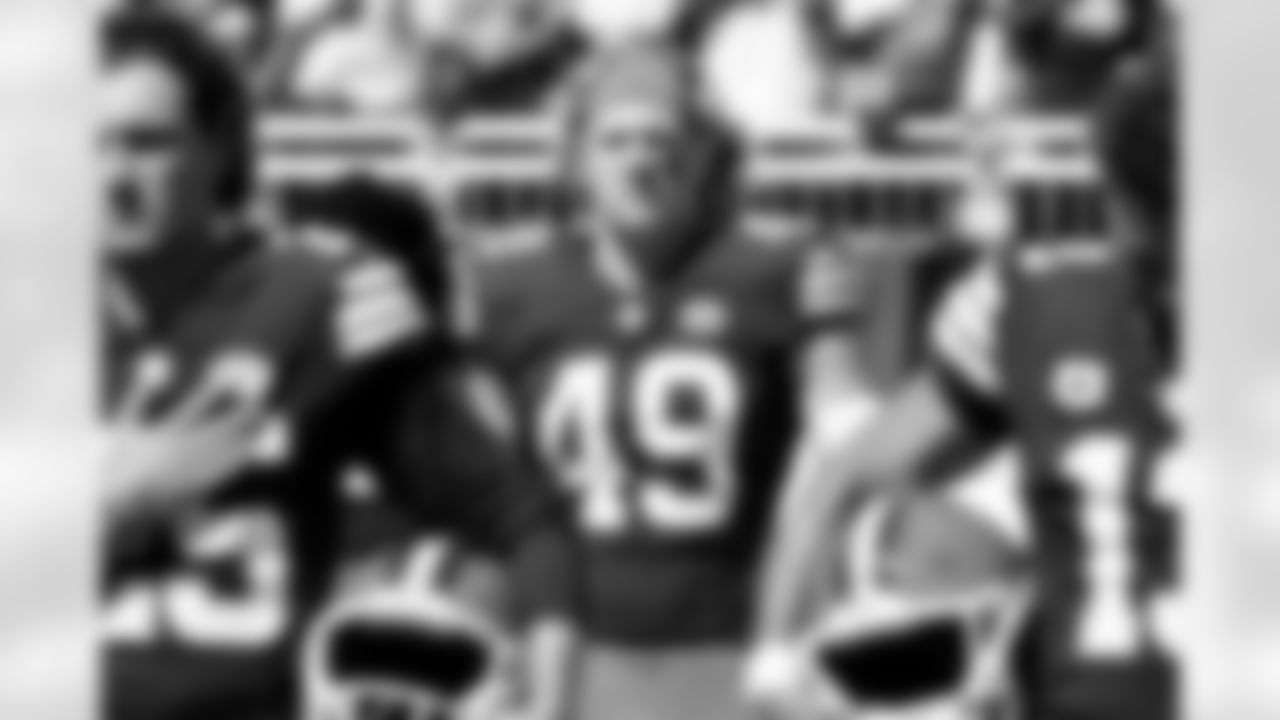 Linebacker Carson Schwesinger (49)