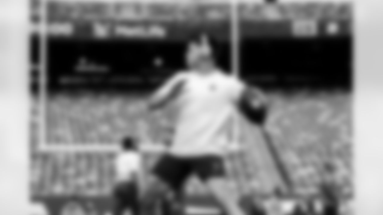 Quarterback Dillon Gabriel (8) before a NFL football game between the Cleveland Browns and New York Jets on November 9, 2025 at MetLife Stadium.