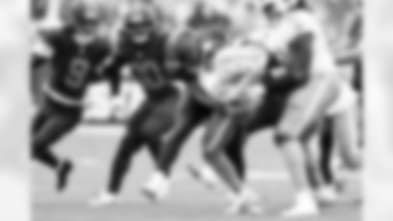 Linebacker Carson Schwesinger (49) during a NFL football game between the Miami Dolphins and Cleveland Browns on October 19, 2025 at Huntington Bank Field.