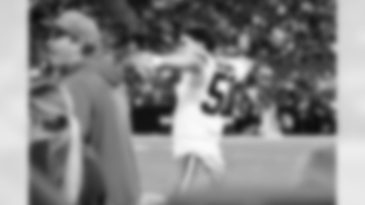 The Browns celebrate after a NFL football game between the Cleveland Browns and Las Vegas Raiders on November 23, 2025 at Allegiant Stadium.