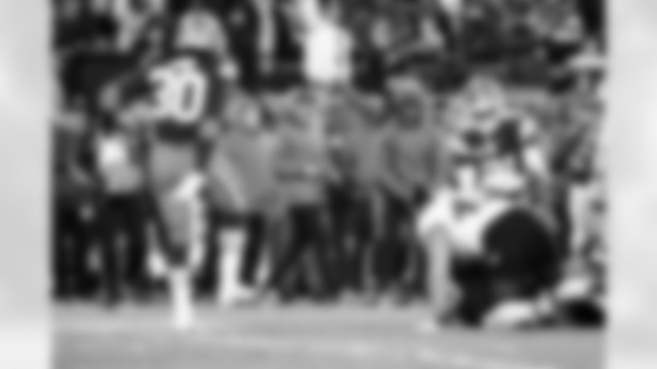 Head Coach Kevin Stefanski and Cornerbacks Coach Brandon Lynch during a NFL football game between the Baltimore Ravens and Cleveland Browns on November 16, 2025 at Huntington Bank Field.