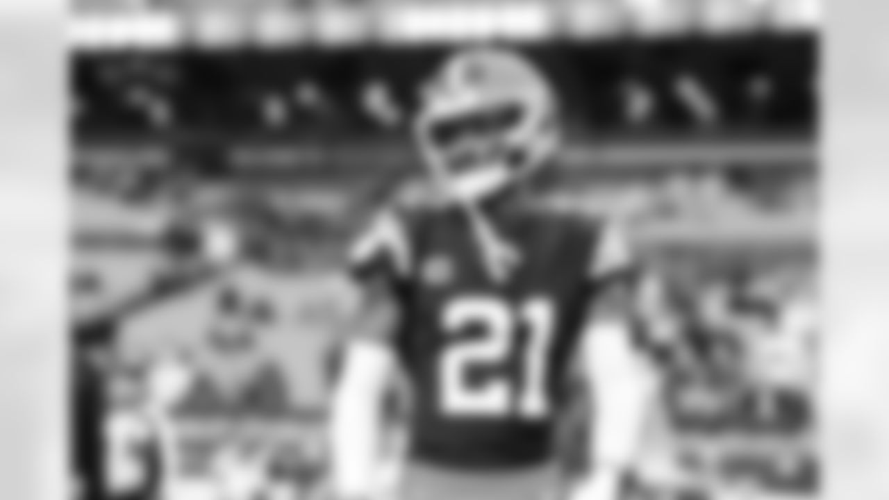 Cornerback Denzel Ward (21) before a NFL football game between the Pittsburgh Steelers and Cleveland Browns on December 28, 2025 at Huntington Bank Field.