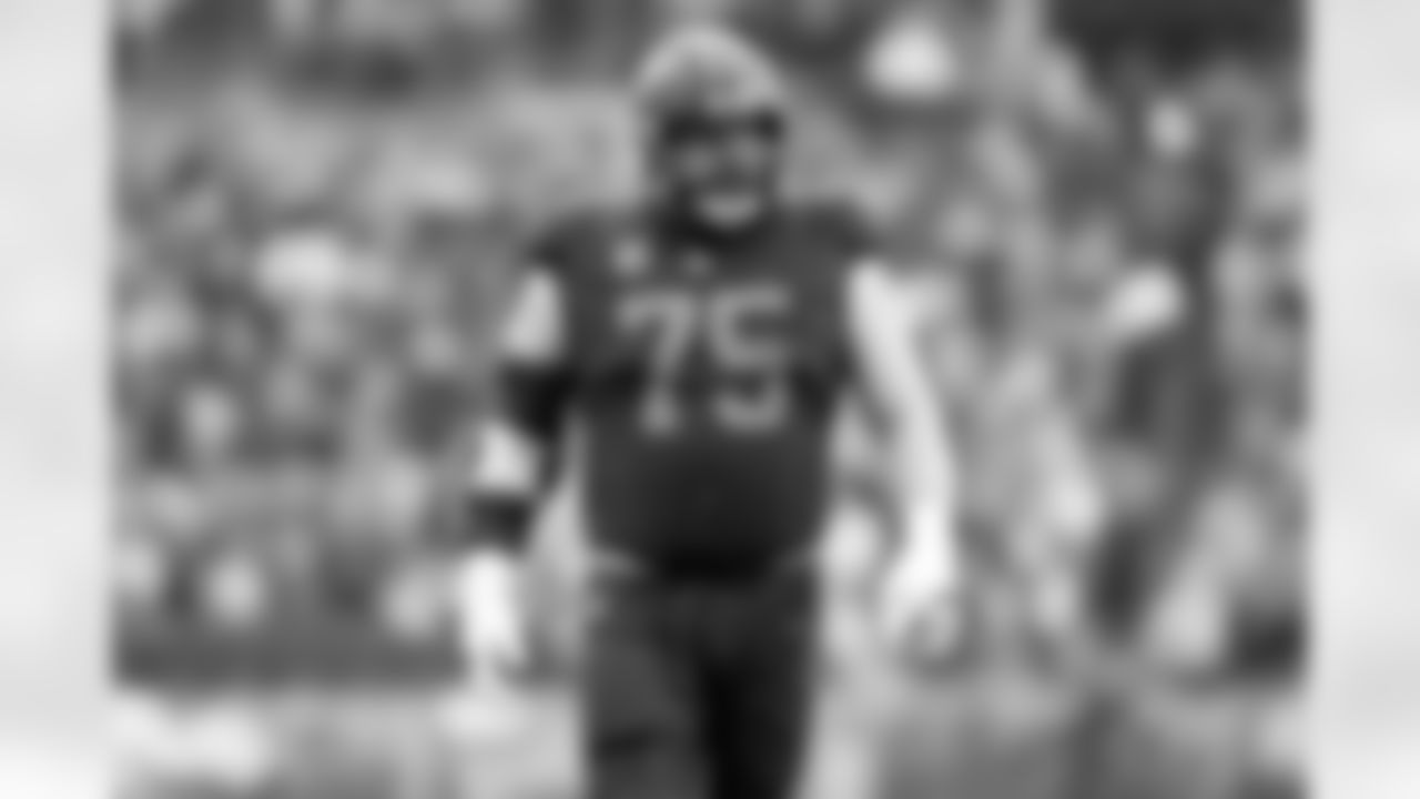 Offensive guard Joel Bitonio (75)