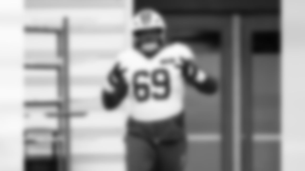 Offensive tackle Tyre Phillip (69) during practice at CrossCountry Mortgage Campus on November 19, 2025.