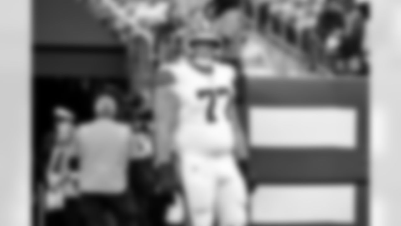 Offensive guard Wyatt Teller (77) before a NFL football game between the Cleveland Browns and New York Jets on November 9, 2025 at MetLife Stadium.