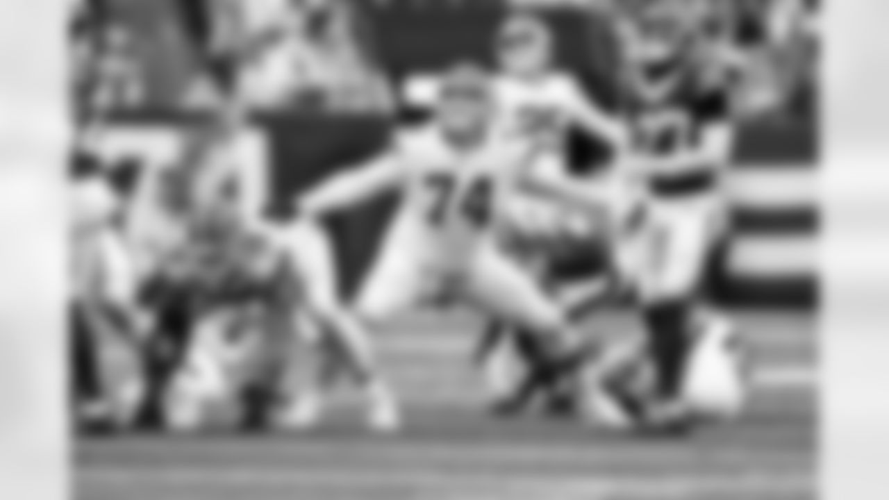 Offensive guard Teven Jenkins (74) during a NFL football game between the Cleveland Browns and New York Jets on November 9, 2025 at MetLife Stadium.