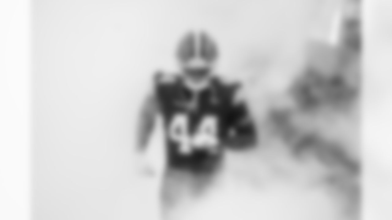 Tight end Harold Fannin Jr. (44)