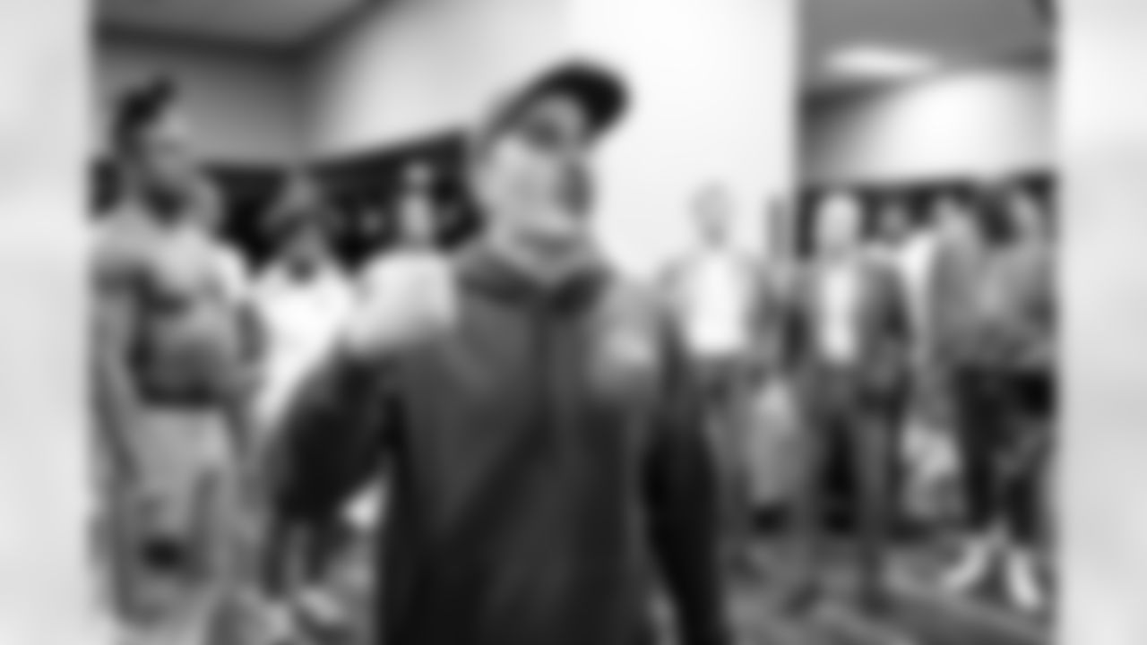 The Browns celebrate after a NFL football game between the Cleveland Browns and Las Vegas Raiders on November 23, 2025 at Allegiant Stadium.