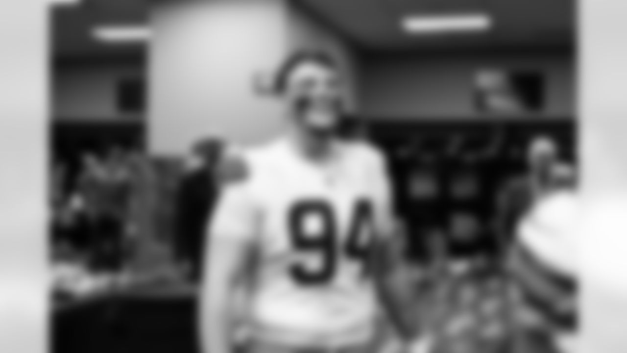 The Browns celebrate after a NFL football game between the Cleveland Browns and Las Vegas Raiders on November 23, 2025 at Allegiant Stadium.