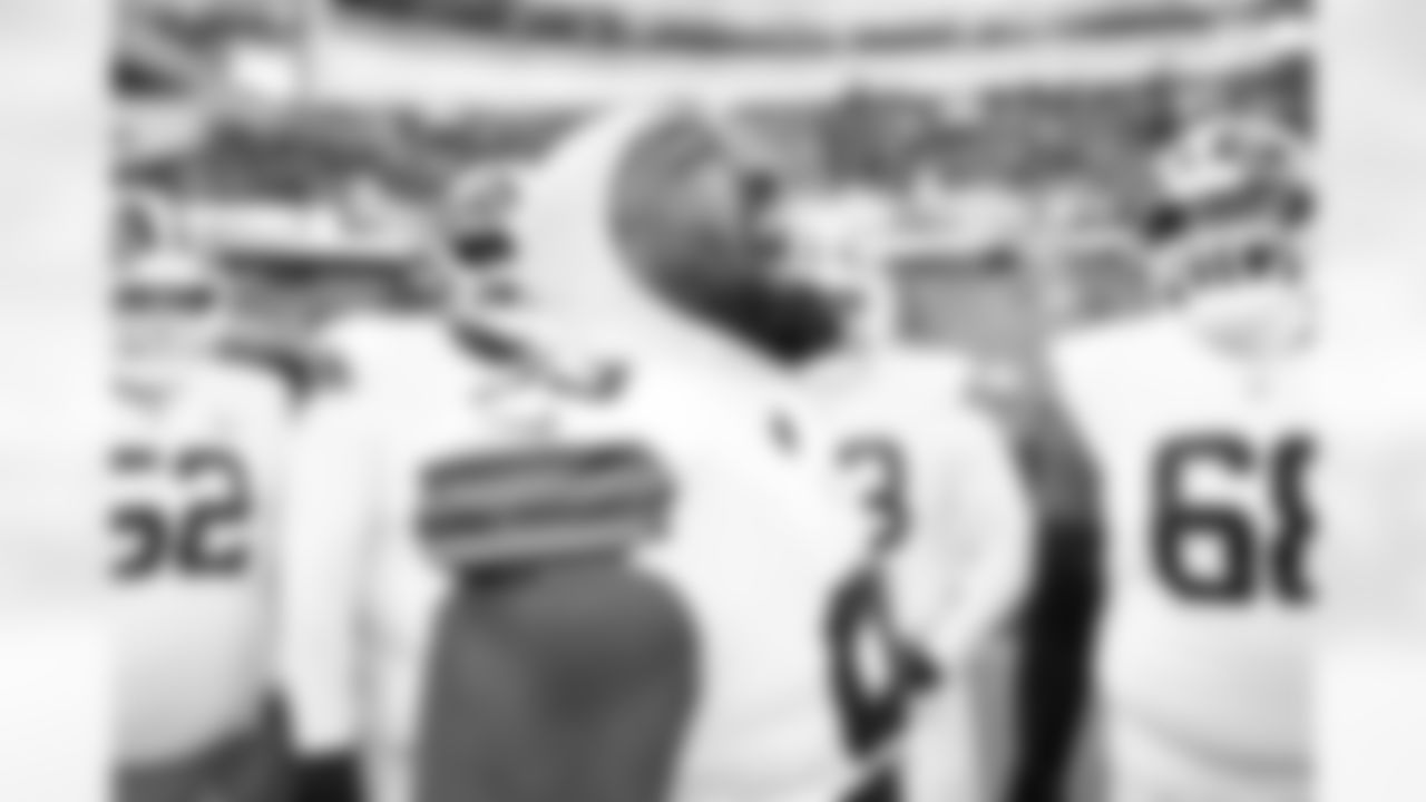 Defensive tackle Shelby Harris (93) before a NFL football game between the Cleveland Browns and Chicago Bears on December 14, 2025 at Soldier Field.