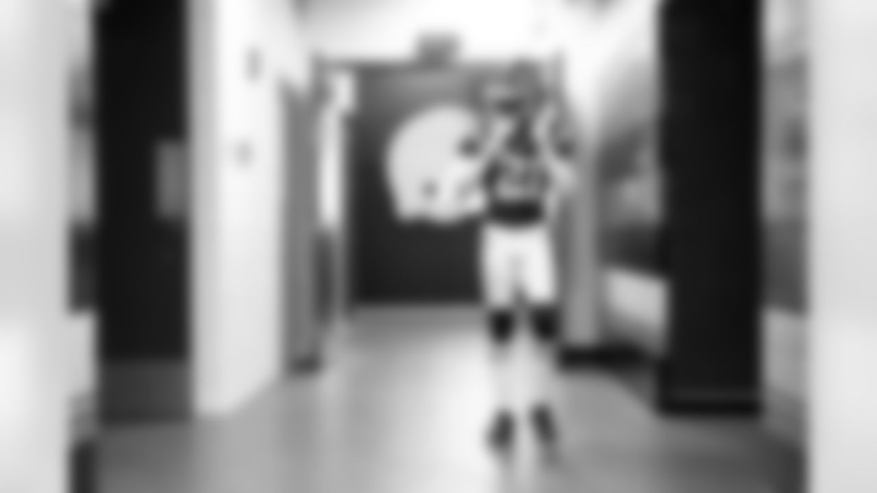 Cornerback Denzel Ward (21) before a NFL football game between the San Francisco 49ers and Cleveland Browns on November 30, 2025 at Huntington Bank Field. The Browns lost 8-26.