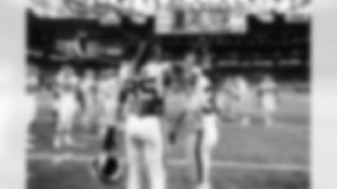 Tight end David Njoku (85) and Linebacker Devin Bush (30) before a NFL football game between the Cleveland Browns and Detroit Lions on September 28, 2025 at Ford Field. The Browns lost 10-34.